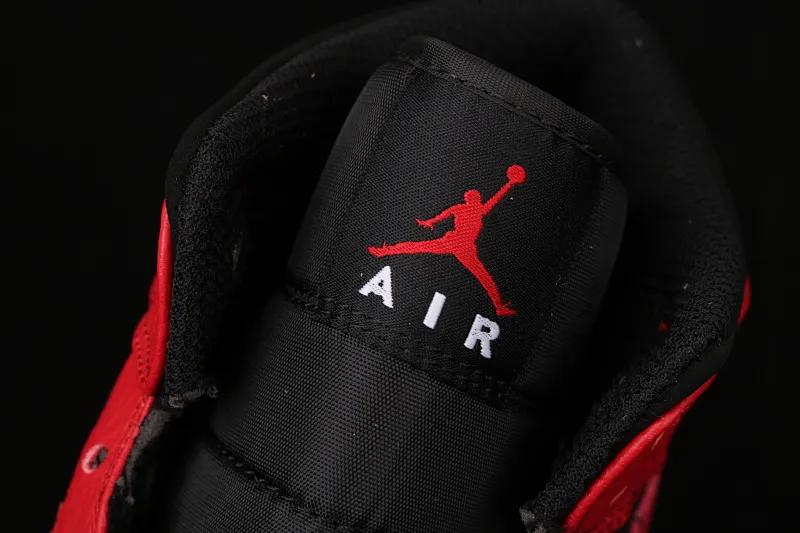 All categories Air Jordan Jordan series basketball shoes Air Jordan 1 Mid special price G version pure original Air Jordan 1 Mid AJ1 Joe 1 Xiaoban wear 554724-054